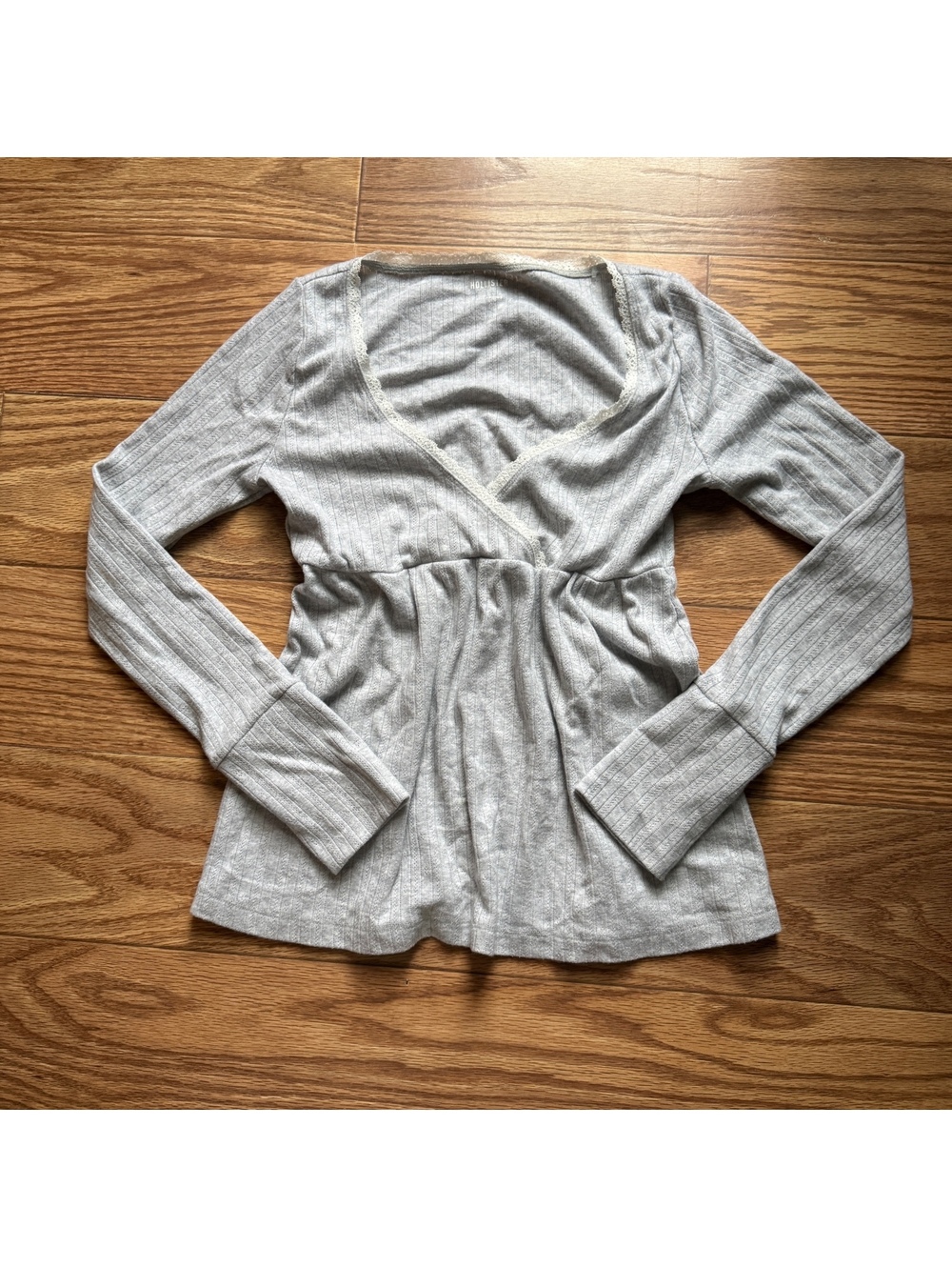 hollister light gray long sleeve babydoll top size s